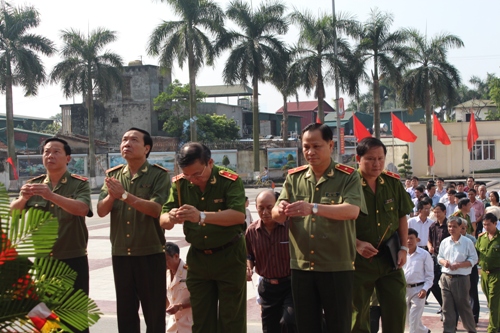 Cựu học viên khoá D4 dâng hương tại tượng đại Chủ tịch Hồ Chí Minh